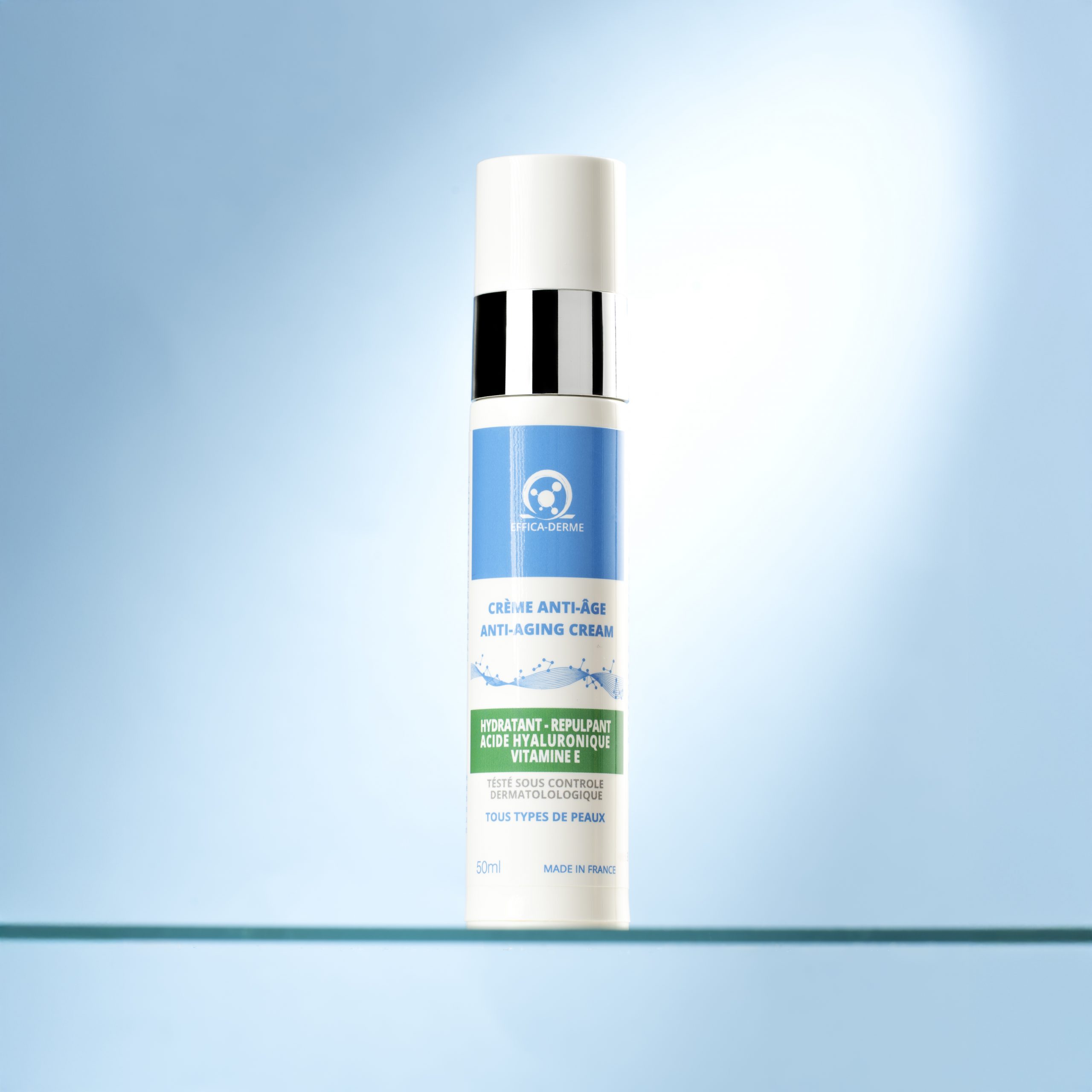 Crème Anti‑Âge Effica‑Derme – packshot sur fond bleu, flacon 50ml à l’acide hyaluronique et vitamine E