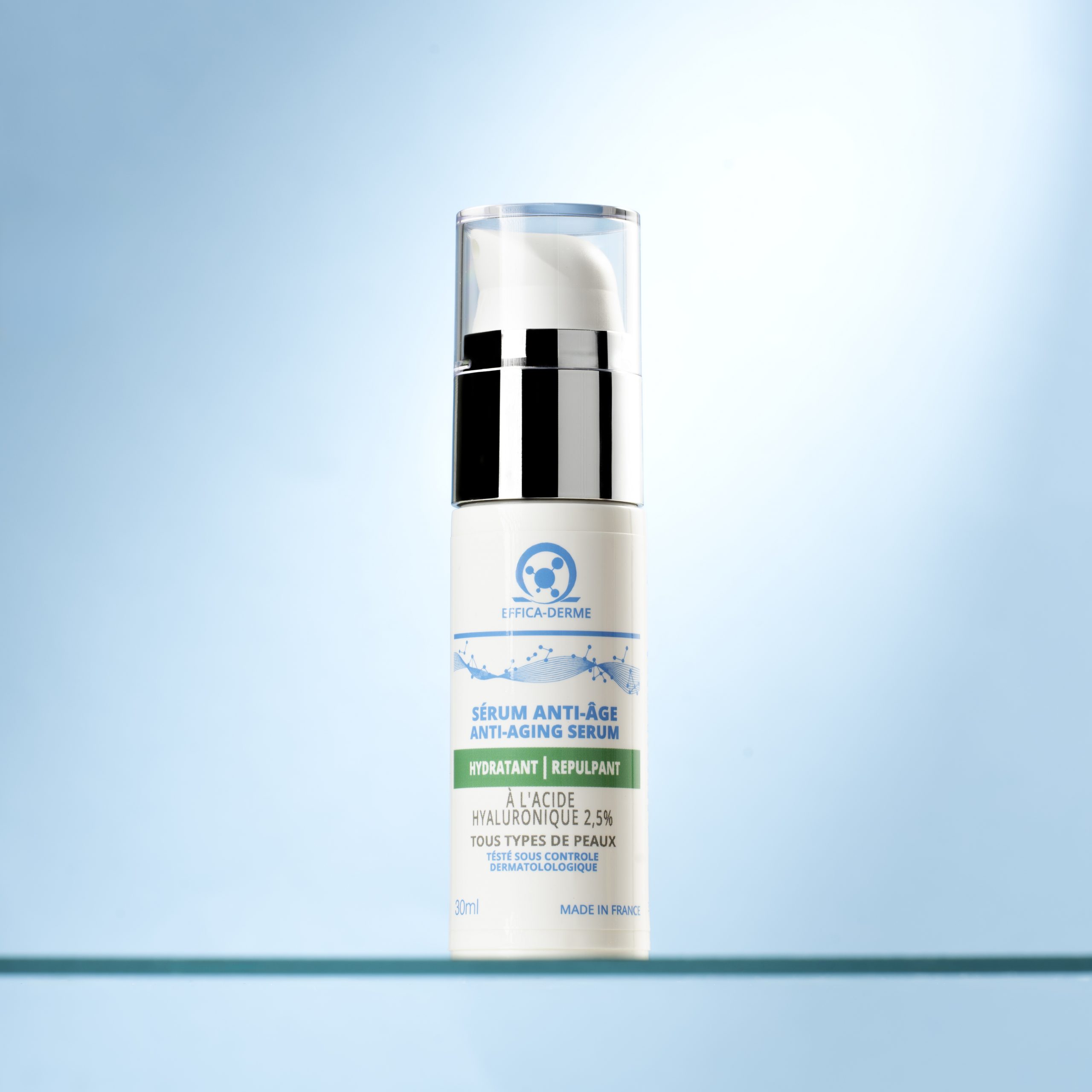 Sérum Anti‑Âge Effica‑Derme – packshot sur fond bleu, flacon 30ml à l’acide hyaluronique 2,5 %